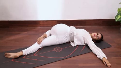 Vidéo d'une femme interprétant Supta Matsyendrasana