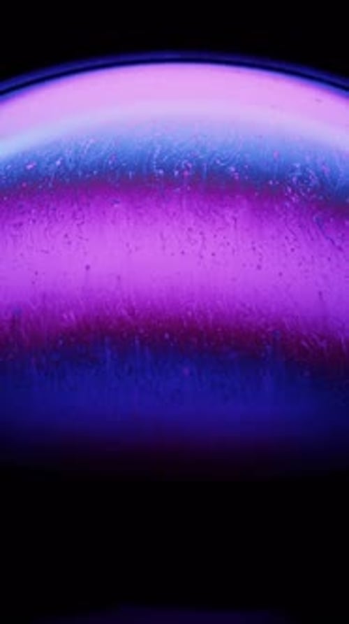 Bulle de savon dans les tons violets et bleus avec des motifs tourbillonnants