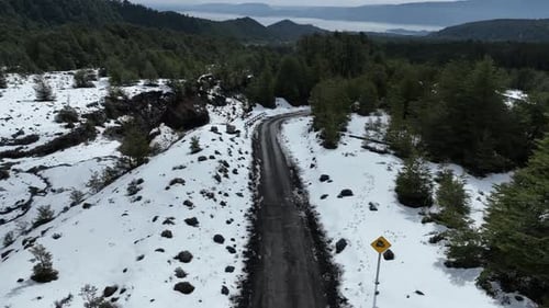 Route rurale à Pucon à Los Lagos au Chili.