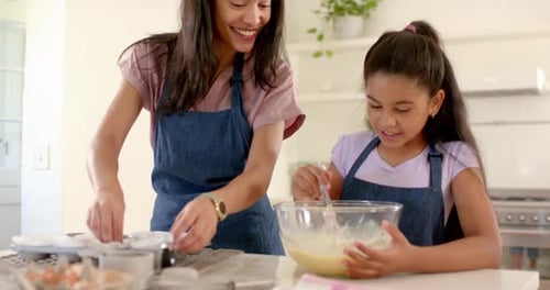 Afroamerikanische Mutter und Kind fangen an, Muffins zu backen, Teig in Schüssel und Füllform verquirlen