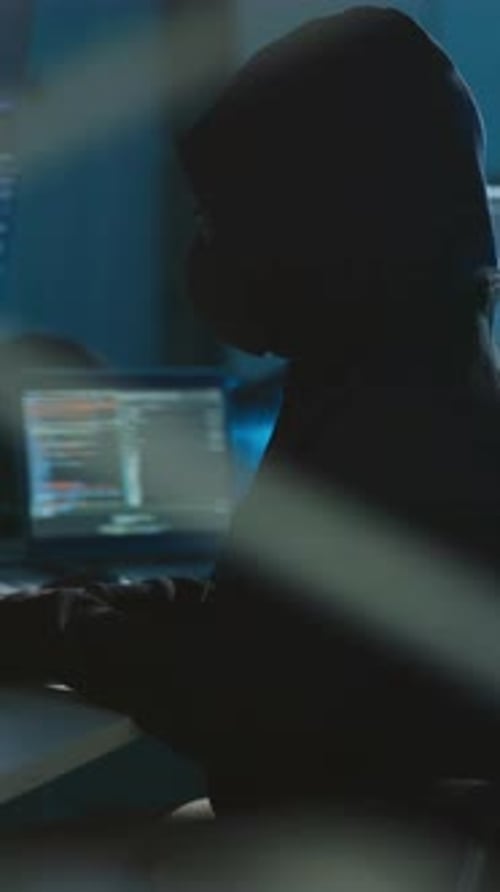 Personne, pirate informatique et saisie avec un ordinateur la nuit pour contourner la sécurité, les cyberattaques et les rançongiciels