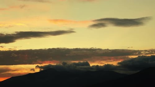 Dramatisch Sonnenuntergangshimmel mit gelben Wolken.