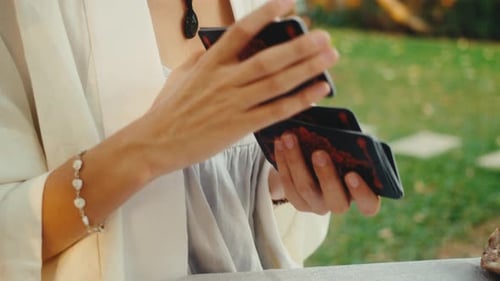 Une voyante lisant des cartes de tarot faisant une lecture pour un client