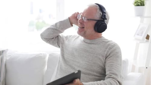 Conceito de tecnologia, pessoas, estilo de vida e ensino à distância - Happy Senior Man With