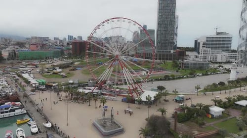 Luftaufnahme von Riesenrad und Skyline, Georgia.