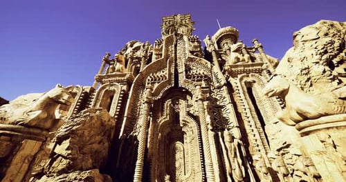 Un temple majestueux sculpté dans la roche se dresse sur fond de ciel bleu clair