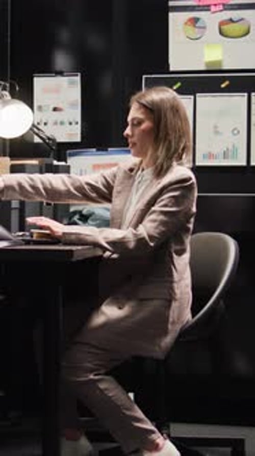 Detetive de Vídeo Vertical saindo após coletar pistas