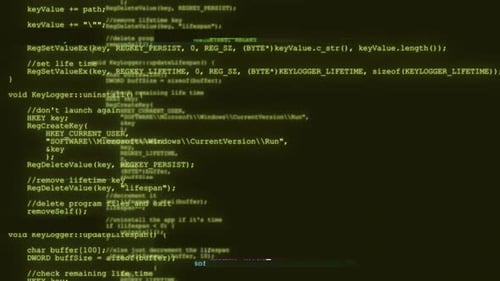 Programador Codificando em Tela de Computador Preta Engenheiro Desenvolvendo Software