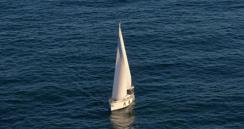 Wunderschönes Segelboot, das in einer tropischen exotischen Bucht mit tiefblauem Meer segelt und Luftaufnahme des