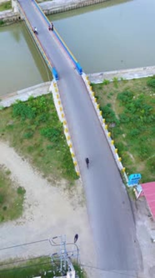 Vue aérienne d'un pont sur un canal à vélo