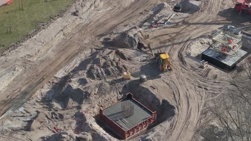Sitio de construcción con maquinaria y trabajadores en Riga, Letonia