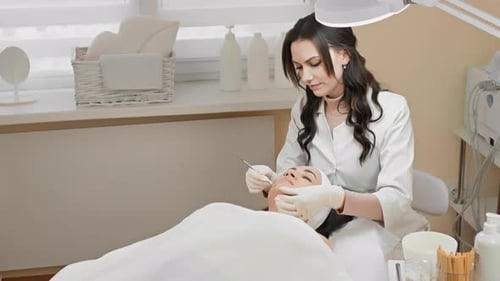 Experience a Luxurious Facial Treatment at a Top Spa Clinic with Skincare Expertise Beauty Therapy