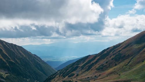 Zeitraffer von ruhigen Tälern und Gipfeln im Tatra-Gebirge