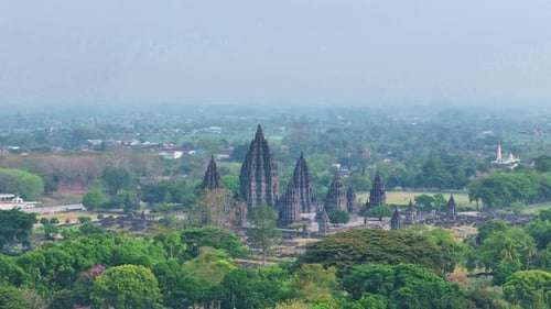Luftaufnahme des Prambanan-Tempels hinter den grünen Bäumen.