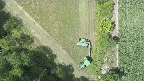 Vue aérienne d'un tracteur en train de tondre le gazon, États-Unis.
