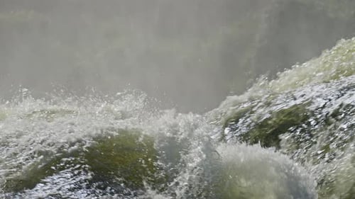 Ralentissement de l'écoulement rapide de l'eau