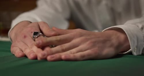 Un joueur gagne le pot de jetons gagnant dans un casino sombre et maussade