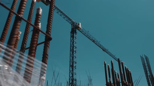 Grúa torre sobre cimientos de hormigón armado en construcción