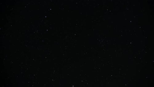 Le mouvement des constellations d'étoiles et des étoiles en rotation dans le ciel nocturne du printemps