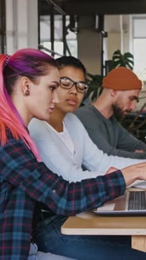 Processo de brainstorming Jovem mulher digitando no laptop pedindo conselhos a seu colega no projeto