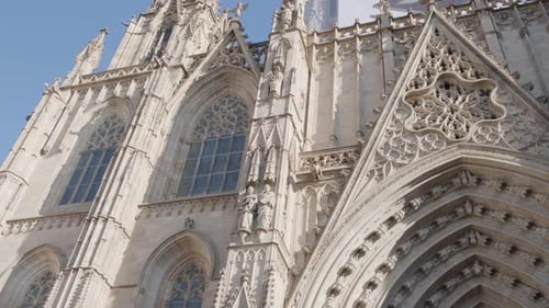 Fassade Catedral de la Santa Creu Barcellona Nach rechts schwenken 4k 30fps