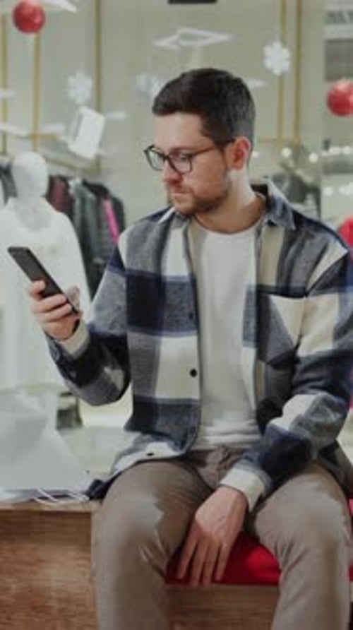 Ein Mann interagiert mit Geräten in verschiedenen Umgebungen und zeigt die Rolle des Technikers