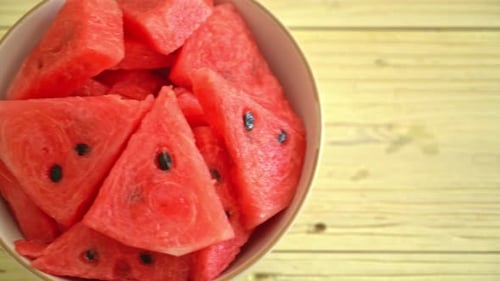 sandía fresca cortada en un plato