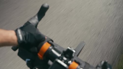 Point de vue d'un cycliste faisant du vélo, guidon visible, flou de mouvement par temps ensoleillé
