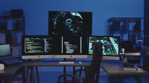 Dunkles IT-Büro mit Computern