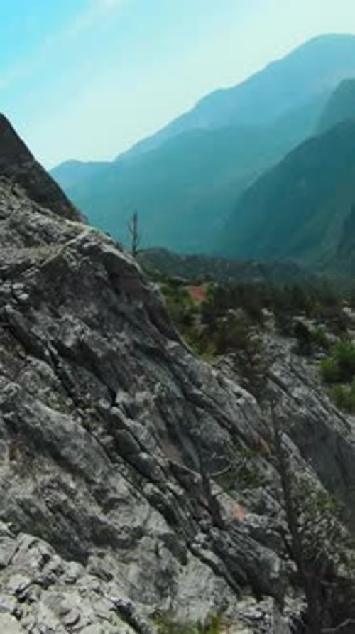 Vertikales Video: FPV Blitz Mountain Majesty Flight