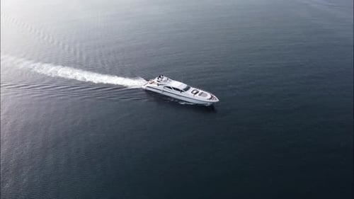 Zumbido en 4k de un yate en el puerto deportivo de Ibiza, España