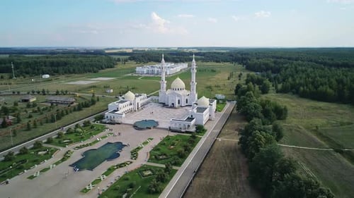 Vue aérienne de la mosquée blanche de Bolgar, magnifique bâtiment blanc de la République du Tatarstan