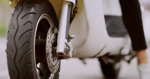 Séquence vidéo 4k d'une femme méconnaissable en scooter en ville