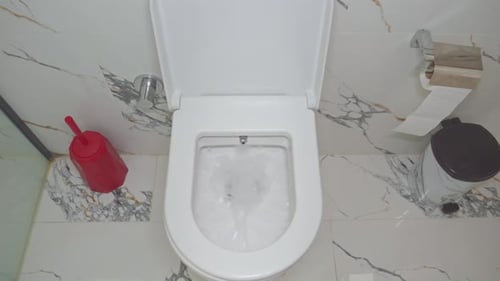 El agua descarga el inodoro