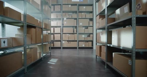 Entrepôt et centre commercial avec rangées d'étagères avec boîtes en carton et colis
