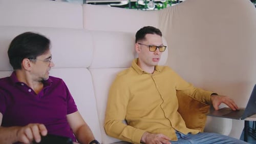 Une conversation engageante et significative entre deux personnes se déroule dans un cadre moderne rempli de