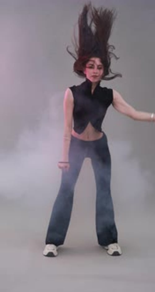 Junge Frau tanzt Hip-Hop-Tanz im Rauch auf grauem Hintergrund