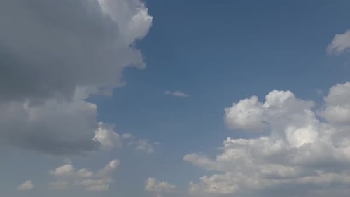 Sommerhimmel, Regen, Wolke, Zeitraffer am späten Nachmittag. sich schnell bewegende Wolkenbildungen. dichter dicker Klo