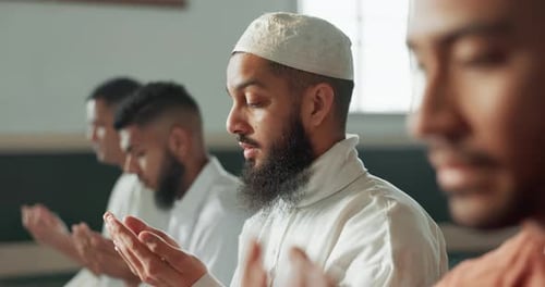 Muslim, betend und Gruppe in einer Moschee für spirituelle Religion zusammen als Männer, um Allah anzubeten