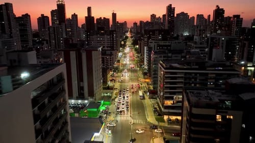 Paisagem urbana do pôr do sol da cidade de João Pessoa, estado da Paraíba, Nordeste do Brasil.