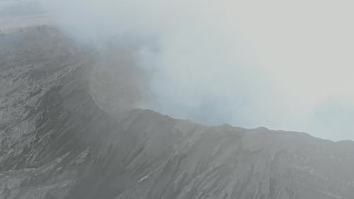 Luftbild des Vulkankraters Mount Gunung Bromo ist ein aktiver Vulkan