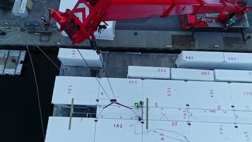 Terminal marítimo com guindaste para carga e descarga de contêineres - aéreo