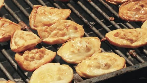Cuisiner des plats de rue sur une grille suspendue