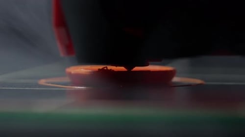 3D-Druckverfahren Der Maschinenkopf stellt das Teil Schicht für Schicht aus Kunststoff nach