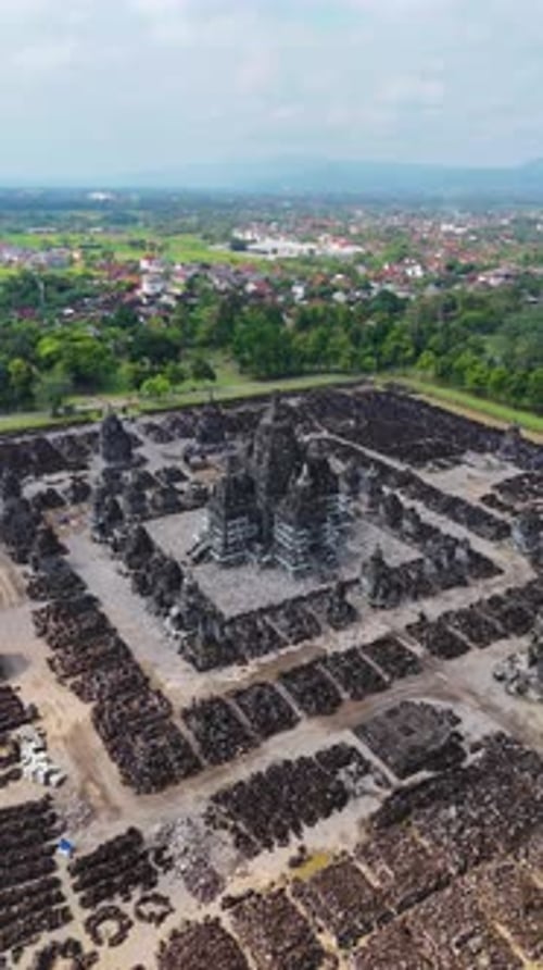 Vue orbitale du temple de Sewu en plein jour (verticale)