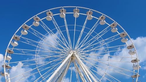 Grande roda gigante no calçadão do resort marítimo Sunny Beach, Bulgária