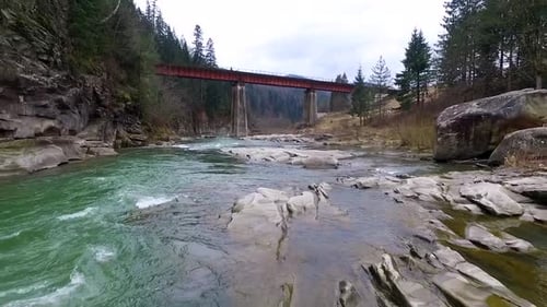 Wunderschöne Landschaft mit Fluss und Brücke in den Karpaten