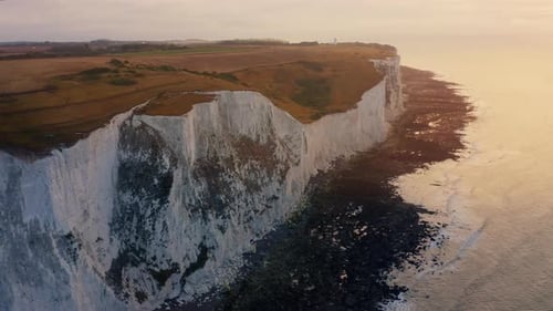 Hermosa vista aérea sobre los acantilados blancos de Dover.