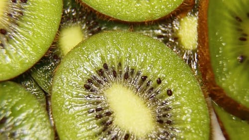 Nahaufnahme eines Kiwi-Schnitts, langsam rotierende Rotation kann in Schleifen gedreht werden