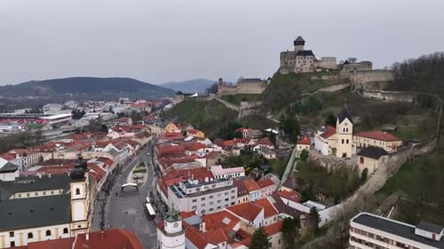 Vista aérea de la ciudad de Trencin en Eslovaquia